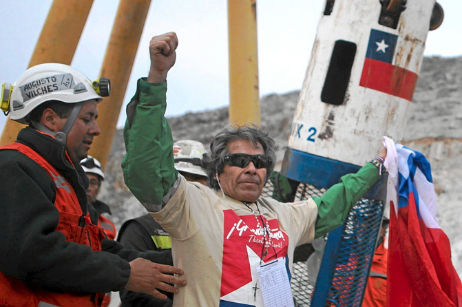 El minero de más edad de los que quedaron atrapados, justo tras el rescate. | Hugo Infante - Reuters