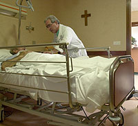 Un sanitario atiende a un paciente terminal./EL MUNDO