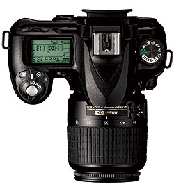 COMPACTA. La rflex Nikon D50 mide 133 x 102 x 76 mm, pesa 620 gramos y 6,1 megapxeles. Menos de 1.000 euros.