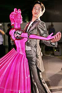 Takahiro Takeda, uno de los desarrolladores del robot, fue el encargado del primer baile en sociedad de la humaniode bailarina.