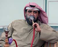 Al-Fahd al-Sabah, presidente de la OPEP, fumando en pipa de agua en la pasada reunin de marzo./ ABEDIN TAHERKENAREH/ EFE/ EPA