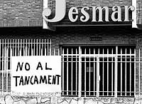 Pancarta que colgaron los trabajadores de Jesmar contra el cierre de la empresa en abril de este ao. / ROBERTO PEREZ
