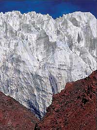 EL COFRE BLANCO. Los tres glaciares andinos sern trasladados de sitio para extraer de sus profundidades el inmenso tesoro de oro, plata y bronce que yace bajo sus hielos. / PAULA GARCIA BALTIANSKI / OCEANA