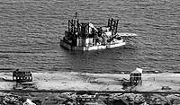 Vista area de una plataforma petrolfera cerca de la isla de Dauphin, tras el paso del huracn 'Katrina'/EFE