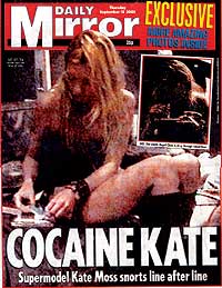 Una mujer y un hombre esnifando cocaína.