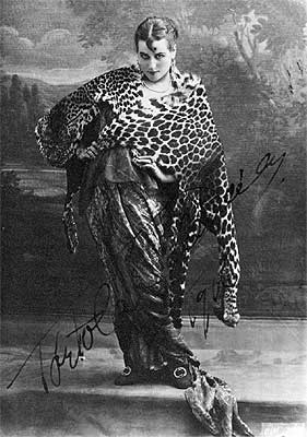 Reina del baile. Retrato de estudio realizado en 1910, en el que ya aparece como una auténtica musa del escenario