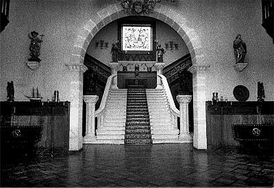Franco. La enorme escalera de mrmol y el recibidor del Pazo de Meirs (La Corua), en una foto de los ltimos aos 30.