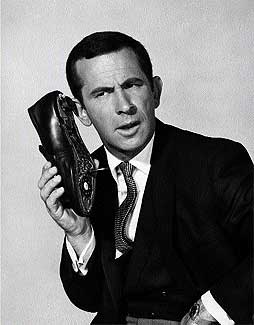 Superagente 86. El actor Don Adams, caracterizado de espa, habla a travs de su famoso zapatfono.