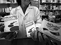 Las farmacias han aumentado un 12% sus pedidos de fármacos de deshabituación del tabaco. / Julio Palomar