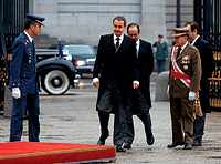 SORPRENDIDOS. Zapatero y Bono, detrs del presidente, durante la celebracin de la Pascua Militar en el Palacio Real de Madrid. / EFE.