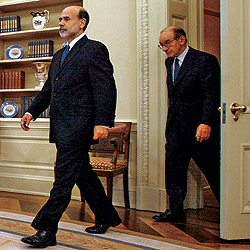 Bernanke, entrando en el despacho oval de la Casa Blanca, seguido de su predecesor al frente de la Reserva Federal, Greenspan, en octubre pasado. / JIM WATSON / AFP