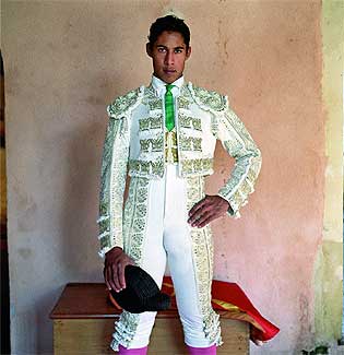 Amuleto. Mehdi, uno de los novilleros triunfadores de 2005, vestido con su traje de torear favorito. En la pgina anterior, en la habitacin de su casa en Arles, Francia.