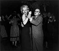 Capote baila con la actriz Marilyn Monroe en el famoso club El Morocco de Nueva York, en 1955.