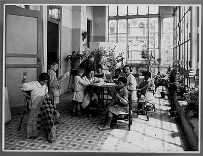Ayer... Antes de la Guerra Civil, el centro donde eran atendidos y aprendan un oficio se llamaba Real Colegio de Sordomudos, Ciegos y Anormales.