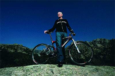 Hecho a sí mismo. Mike Sinyard, 56 años, creador de la empresa Specialized e impulsor de la “mountain bike” posa en Canto Cochino (La Pedriza, Madrid).