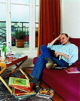 En su refugio. El novelista y guionistaDavid Camus, 35 aos, pensativo en su apartamento parisino,rodeado de sus grandes pasiones: los libros y el cmic.