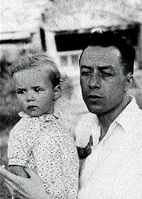 ADN literario. El escritor Albert Camus, con su hija Catherine en brazos, en 1947. David, su nieto novelista, declara que es imposible igualar al gran Camus. Cedida por la Fundacin Prncipe de Asturias