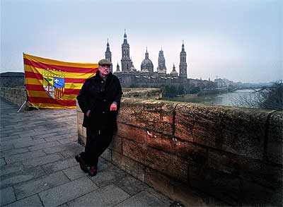 Labordeta, 70 años, diputado por la Chunta aragonesista, en Zaragoza, con El Pilar al fondo.
