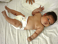 ARANCHA: 7,01 KILOS. Hija de un matrimonio colombiano, naci el 13 de febrero en el hospital de La Paz (Madrid). Mide 56,5 centmetros. / KIKE PARA