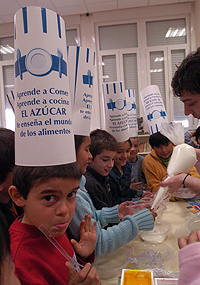 Clase de cocina en el colegio Amador de los Ros, en Madrid. (Foto: Carlos Miralles)