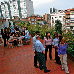 Trabajadores de la filial espaola de Danone, en Barcelona, descansan en el Garden, un espacio donde pueden desconectar del trabajo. / QUIQUE GARCIA
