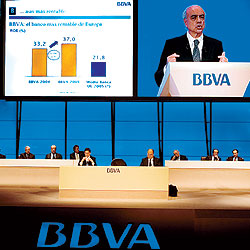 El presidente del BBVA, Francisco Gonzlez, durante su intervencin, ayer, en la junta de accionistas celebrada en el palacio Euskalduna, Bilbao. / MITXI