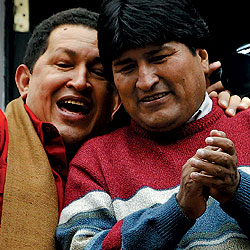 El presidente venezolano, Hugo Chvez, bromea con su homlogo boliviano, Evo Morales, durante un encuentro reciente de ambos en La Paz. / REUTERS / J. L. QUINTANA