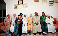 Los familiares del asesinado Mustaf, con su hijo menor, su mujer (segunda por la izda), y su padre, en el centro. / HAMADI ANANOU
