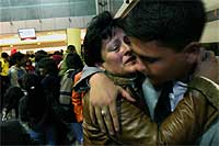 Alejandro, 11 aos, espera a su madre en el aeropuerto Mariscal Sucre de Quito.