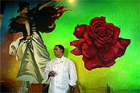 os Andrs posa delante de un mural del restaurante Jaleo.