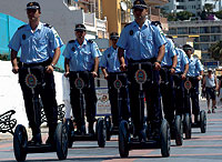 La polica local de Torremolinos ha comprado diversos Segway para patrullar por el paseo martimo.