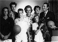 Los Gmez-Acebo Borbn. En 1986, la infanta Pilar de Borbn (centro), hermana de D. Juan Carlos, posa junto a su marido e hijos para la cmara de Makos.