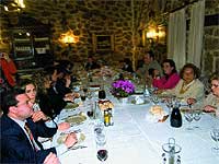 La comilona. Sin caloras a mansalva no hay fiesta. Familiares y amigos de los padres se preparan para almorzar en el Asador del Duque (Moralzarzal, Madrid).