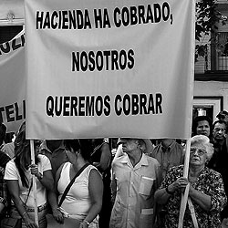Un grupo de afectados de Form Filatlico denuncian a Hacienda y reclaman, ayer, en Sevilla que le entreguen sus ahorros. / CONCHITINA