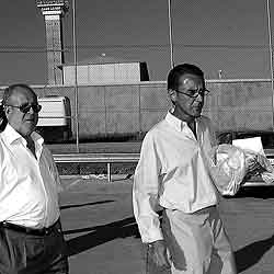 El dueo de la agencia de valores Gescartera, Antonio Camacho, en julio de 2004, cuando abandon la crcel de Soto del Real. / JAVI MARTNEZ