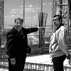 Francisco Hernando, conocido como 'El Pocero', en la izquierda de la imagen. Construye 13.500 viviendas en Sesea, Toledo. / EL MUNDO