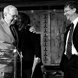 Warren Buffett (izqda.) abraza a la mujer de Bill Gates, Melinda French, tras la firma de su multimillonaria donacin. / AP