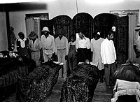 Los familiares de las ltimas victimas de un linchamiento en EEUU, 1946. / CORBIS