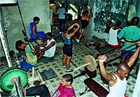 Varios alumnos de Feraud entrenan en las instalaciones que tiene en Santiago de Cuba.