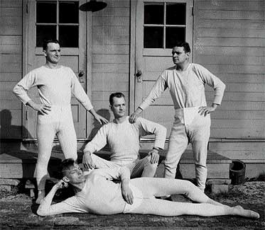 Todo cubierto. Antes de la I Guerra Mundial, como en esta fotografía de 1915, los americanos lucían calzón y camiseta de manga larga que les cubrían desde el cuello a los pies, los clásicos “Long Johns”. / GETTY IMAGES