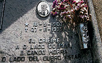 Lpida con el epitafio escrito en gallego, del cementerio de Cesantes, Redondela (Pontevedra) / TRANSMEDIA