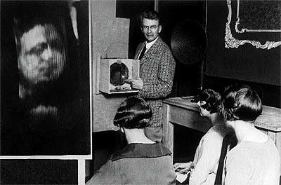 Pionero. En 1926, el fsico John Logie Baird (en el centro de la imagen) hizo la primera demostracin pblica de transmisin de imgenes a distancia.