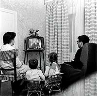 Estampa tradicional. Una familia espaola escucha el mensaje de Fin de Ao de Francisco Franco en la Nochevieja de 1964