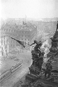 Jaldei, con otra de las cámaras alemanas, inmortalizó a soldados soviéticos sobre el Reichstag.