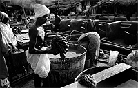 Los tendederos y las piletas donde lavar la ropa copan el protagonismo social y laboral de Dhobi Ghats