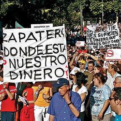 Los afectados de Afinsa y Frum filatlico, en la manifestacin del 3 de junio en Madrid / JAVI MARTNEZ