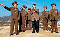 Kim Jong Il, entre militares. / KNCA-EFE