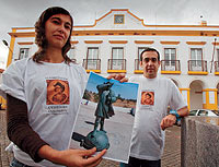 Dos cubanos ensean una foto de la estatua del descubridor de Amrica. / JOS F. FERRER