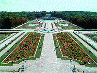 Más de tres millones de personas visitan al año el palacio y unos siete millones los jardines.
