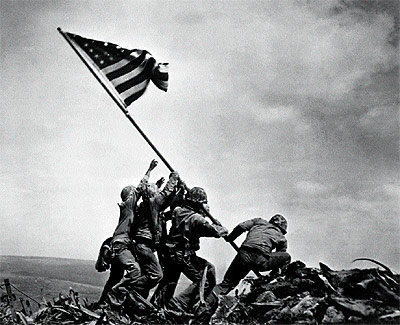 La foto de los seis marines colocando la bandera estadounidense en la cima del monte Suribachi fue el emblema de la lucha de EEUU contra Japón.